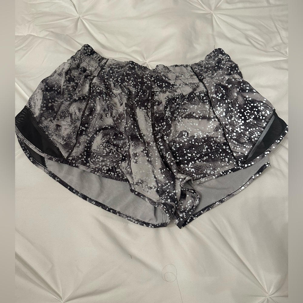 Lululemon Hottie Hot 2.5” shorts